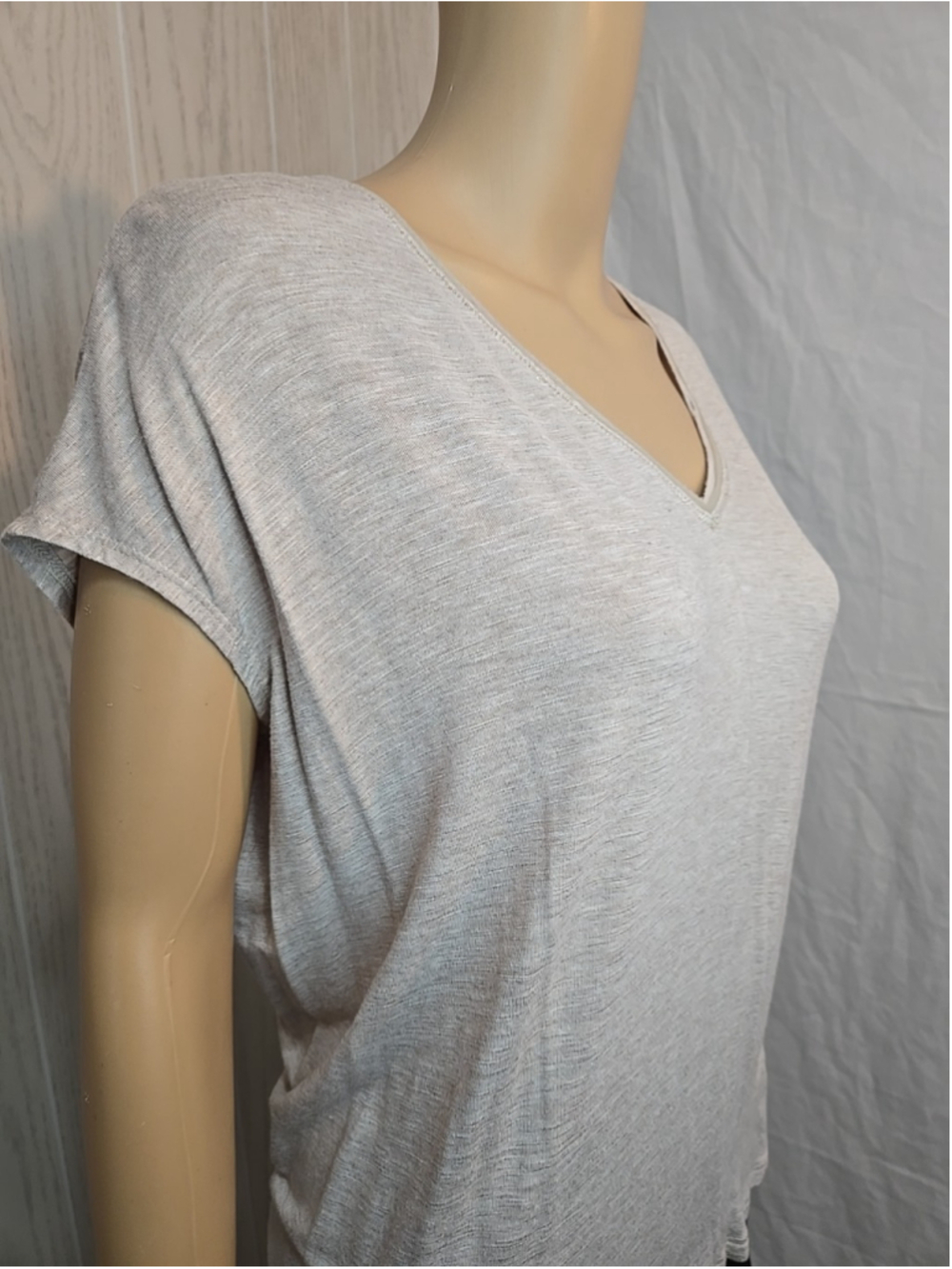 White House Black Market XXS Oatmeal Shimmer V-Neck Tee Quiet Luxury Top - Picture 5 of 7